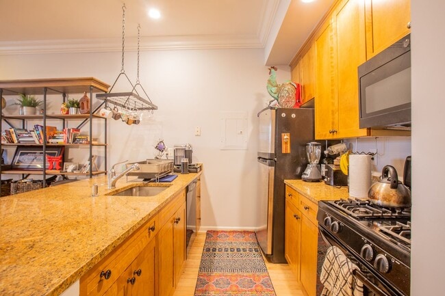 Building Photo - Amazing 1 BR/1 BA Condo in Dupont Circle!