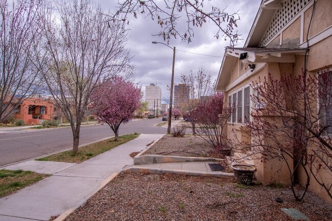 Building Photo - 902 Marquette Ave NW