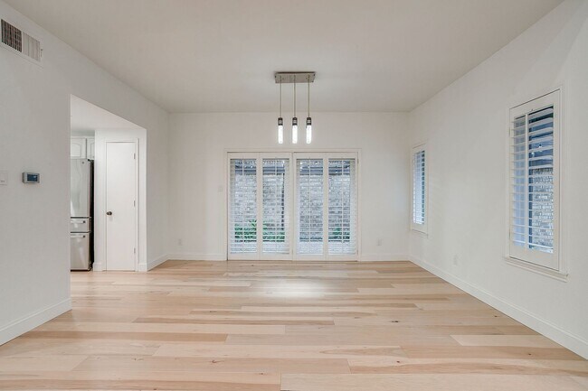 Building Photo - Easy Townhouse Living