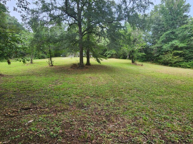 Building Photo - 7900 Eastview Dr