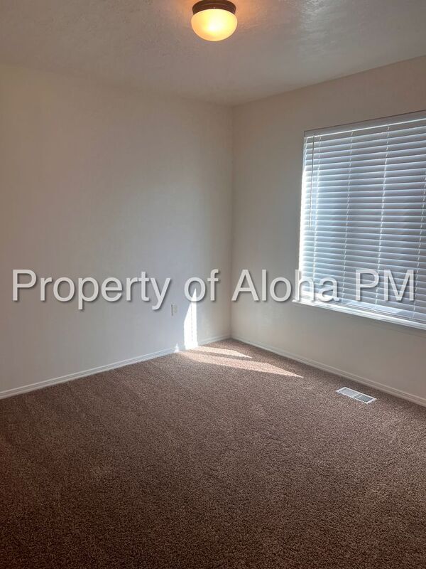 Building Photo - 1033 W Pine Ave