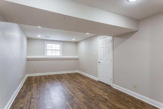 Building Photo - 1024 Esther Dr