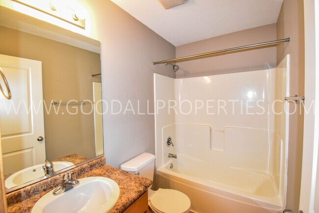 Building Photo - Discover this beautiful 2 Bedroom, 2.5 Bath Towhome in Ankeny!