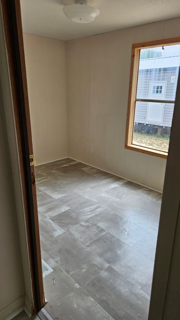 Building Photo - 3 bed 1 bath mobile home for rent