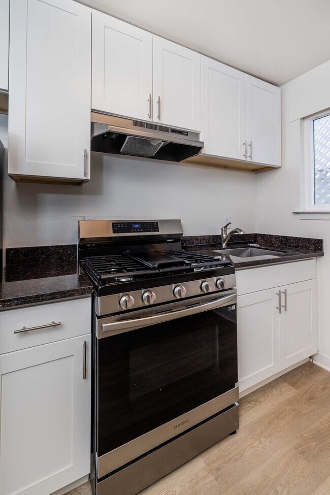 Building Photo - Fully Remodeled, Top Floor! On-site Laundry, New Stainless Appliances