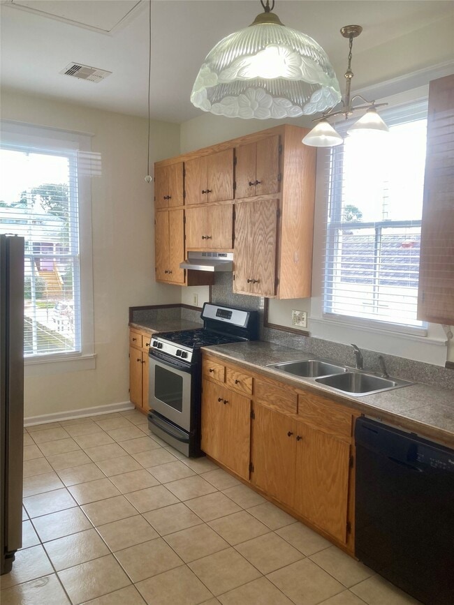 Building Photo - 817 10th St