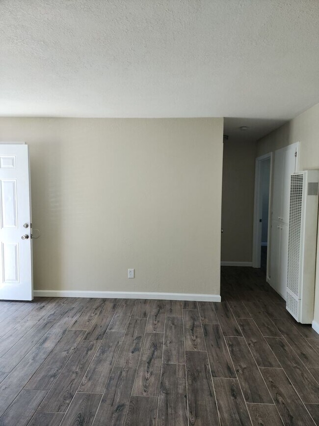 Building Photo - Recently Updated -  2 Bedroom 1 Bathroom O...