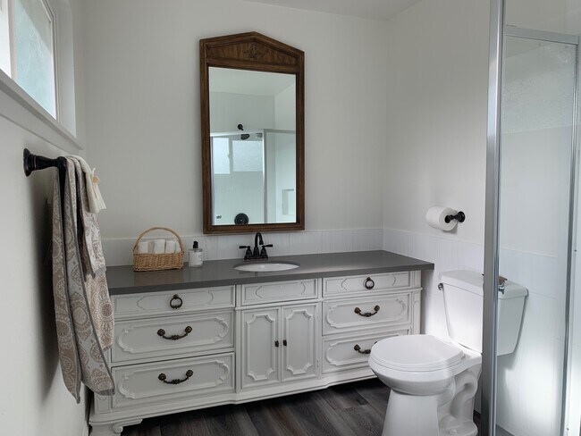 Building Photo - 611 E Del Mar Ave