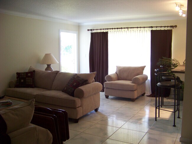 Building Photo - 605 High Point Blvd N