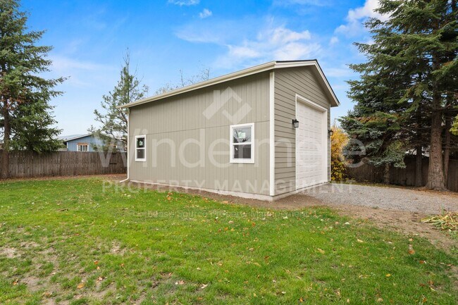 Building Photo - Updated 3 Bed 2 Bath Home With Brand New 2...