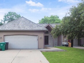 Building Photo - Available now 2-Bed Twin Home in Shoreview - Pets welcome