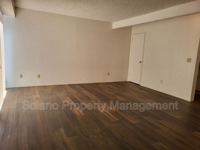 Building Photo - 1910 Grande Cir