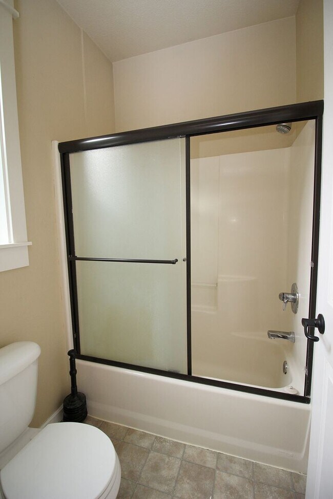 Building Photo - Alluring 4 Bedroom, 2.5 Bathroom Modern ho...