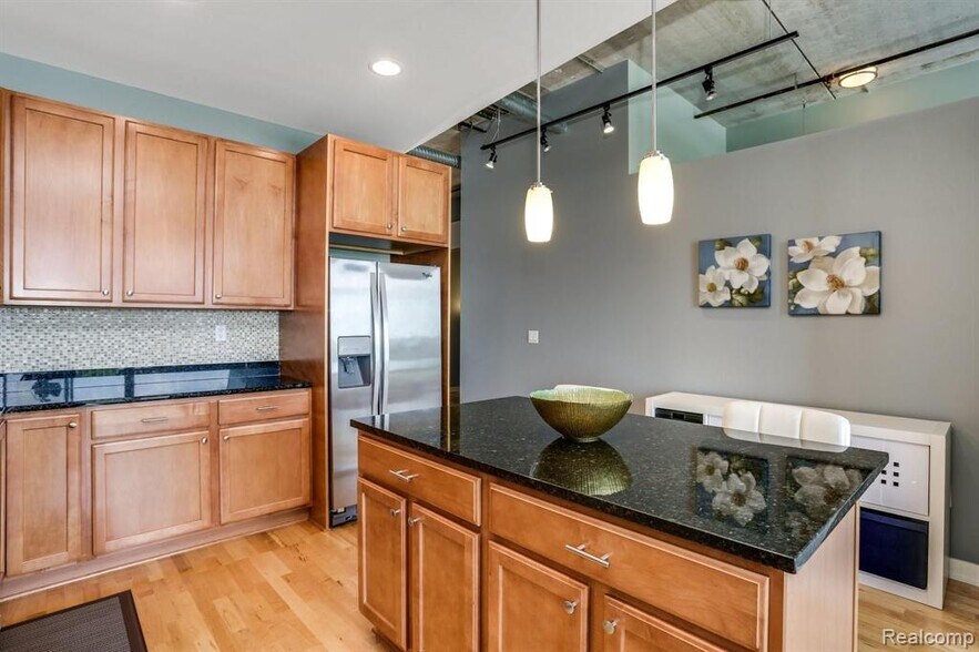 Building Photo - 350 N Main St