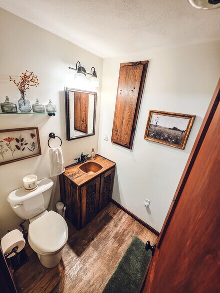 Bathroom, main floor - 1008 W Singing Woods Rd
