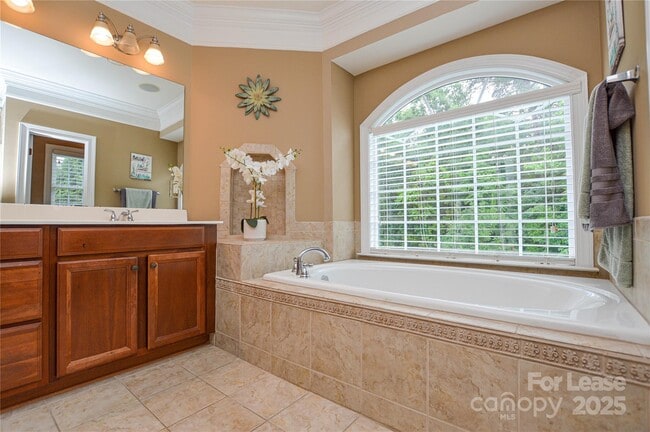 Building Photo - 5004 Woodview Ln