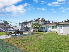 Building Photo - 17071 Oak Ln