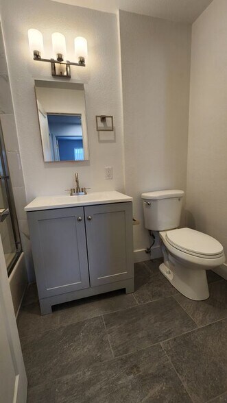 Building Photo - 988 El Camino Dr