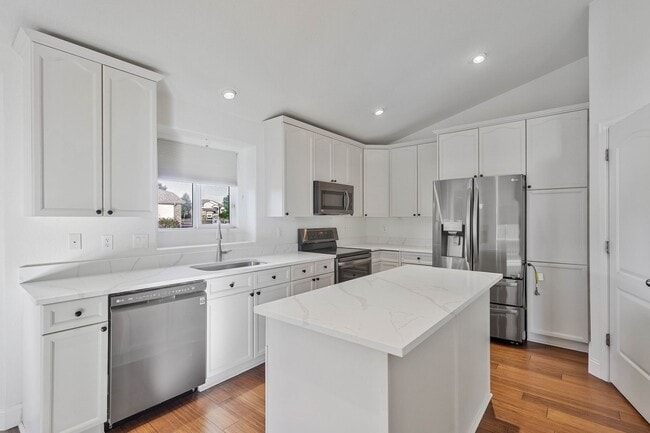 Building Photo - 6756 Solana Dr
