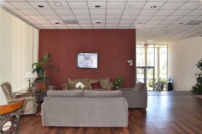 Building Photo - 528 Orange Dr