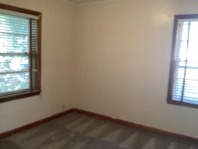 Building Photo - 3 Bedroom Single Family Home