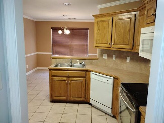 Building Photo - 3 Bedroom 2 Bathroom