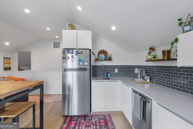 Building Photo - Renovated 2BR/1BA Attic Apartment with In-Unit Washer & Dryer – Prime Atlanta Location