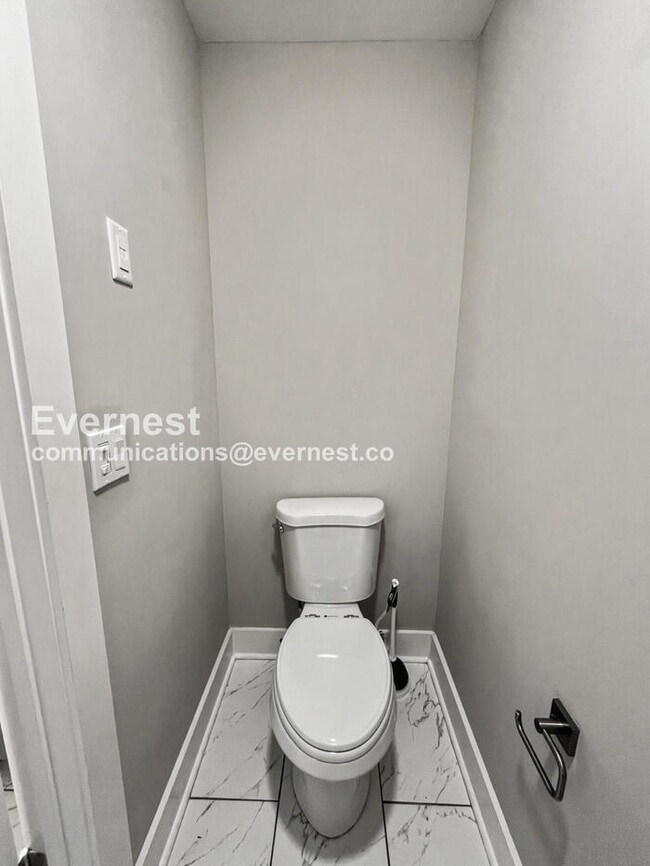 Building Photo - 2332 Oak Ct