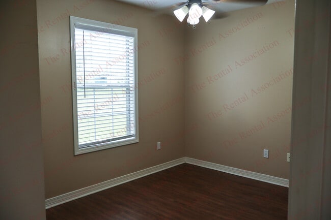 Building Photo - 629 S Barnett Springs St