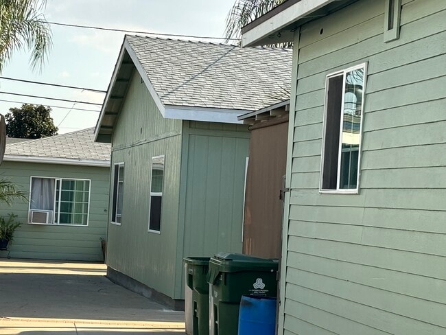 Building Photo - 2656 Roseview Ave