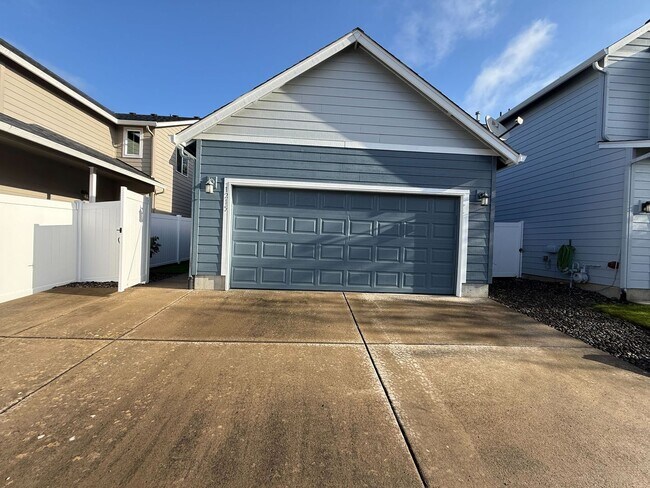 Building Photo - Gorgeous 3B/2.5Ba Home in Battle Ground! Close to Shopping & More!