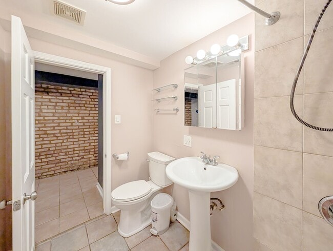 Building Photo - 1 bed 1 bed unit in South Old Irving Park