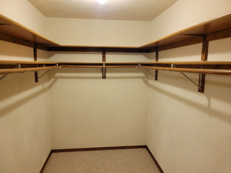 Building Photo - 13 Century Ct