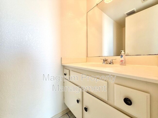 Building Photo - 1523 Apple Creek Dr