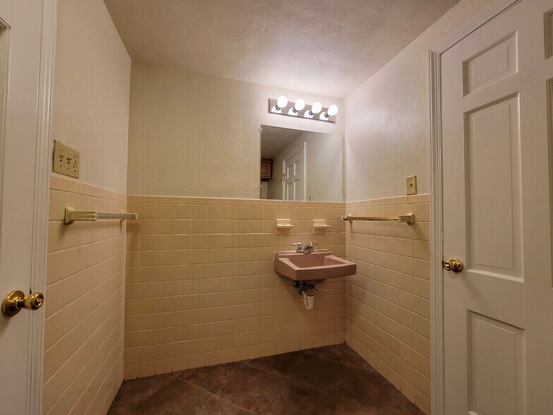Building Photo - 1404 Carlton Dr