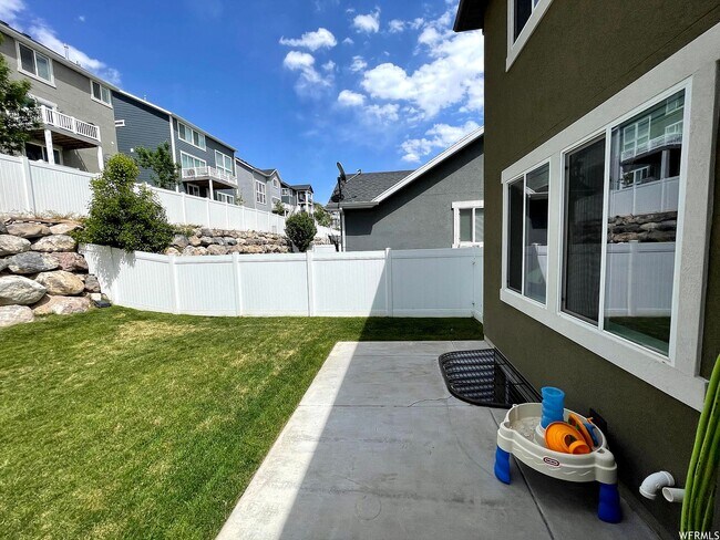 Building Photo - 616 W 4050 N