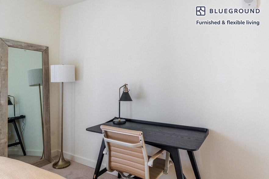 Building Photo - 10349 NE 10th St