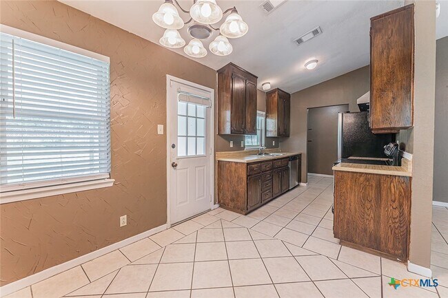 Building Photo - 3006 Belmont Dr