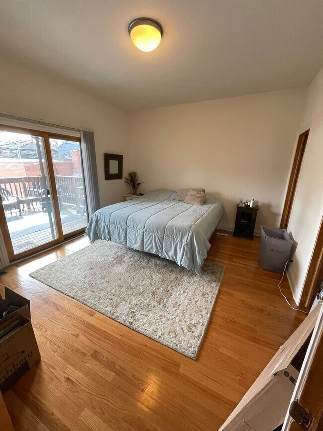 Building Photo - Very Spacious 5 BR/3 BA Duplex in Lincoln ...