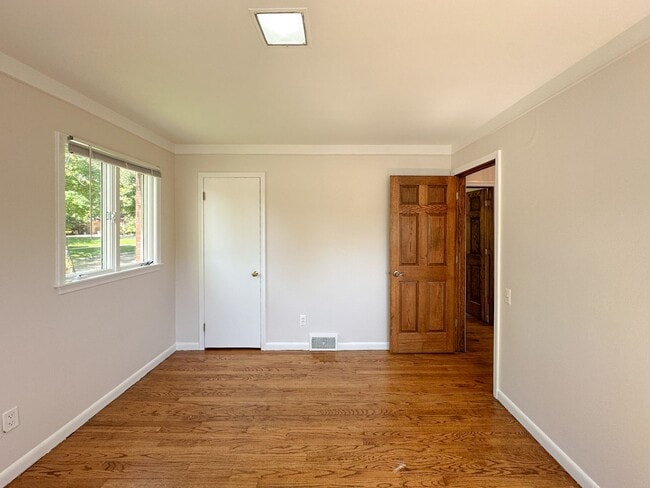 Building Photo - Stylish Grosse Pointe Woods Ranch with EV ...