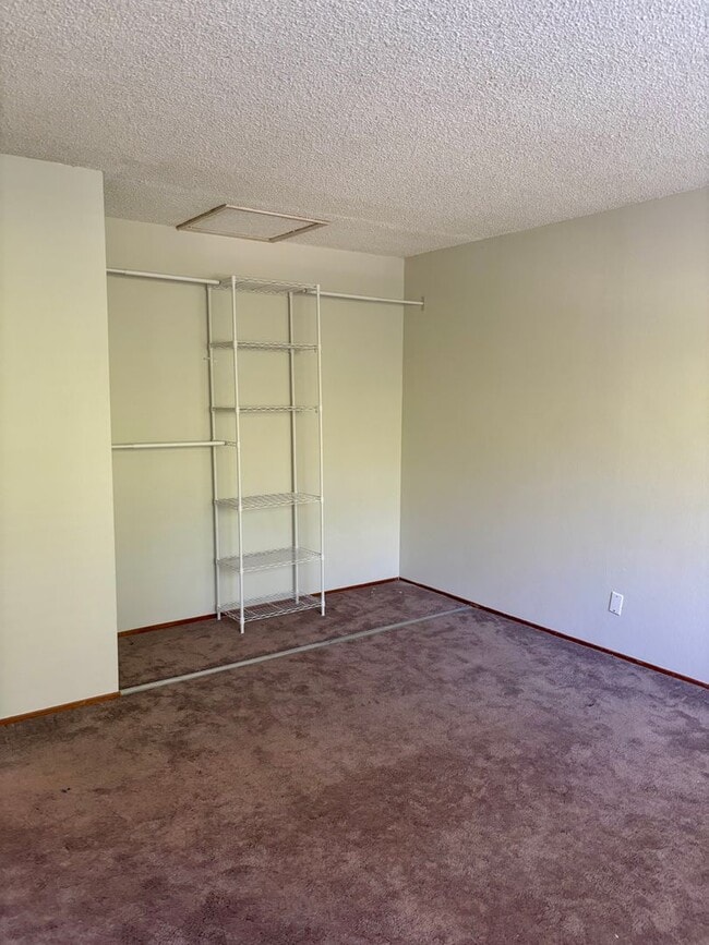 Building Photo - Light and Bright Townhouse in Sought-After...