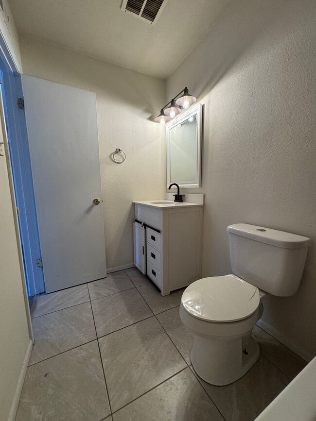 Building Photo - Spacious & Stylish Condo in Chateau DeVille – A Rare Find!