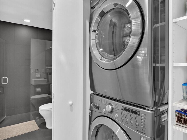 Building Photo - 1640 NE 43rd St