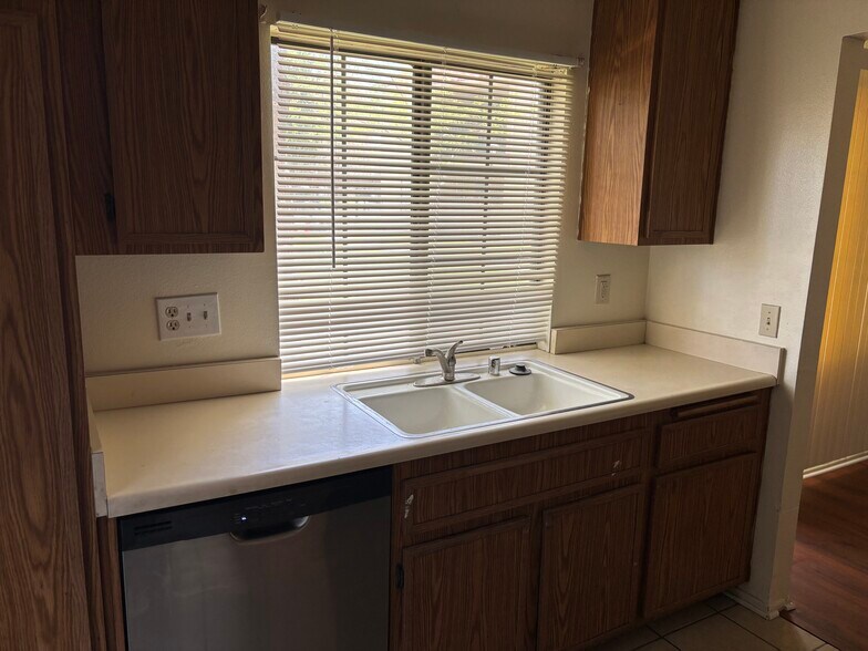 Building Photo - 2554 Olive Dr