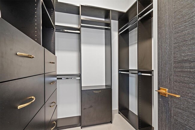 Building Photo - 585 Dolphin Ave SE