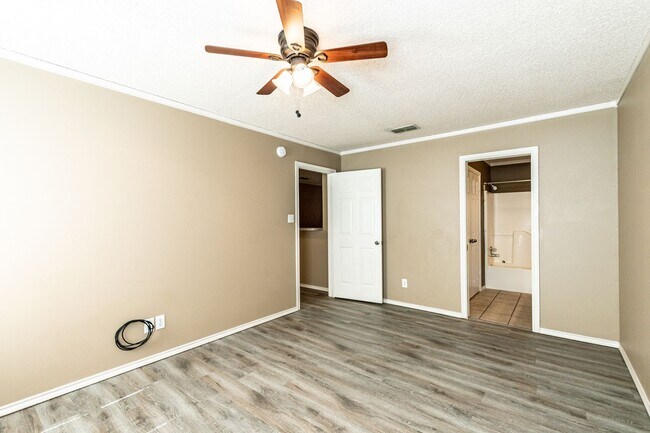 Building Photo - 242 Mossycup Dr