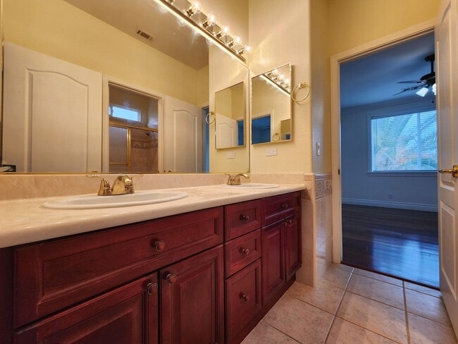 Building Photo - Entertainers Delight with minutes of shopping and restaurants