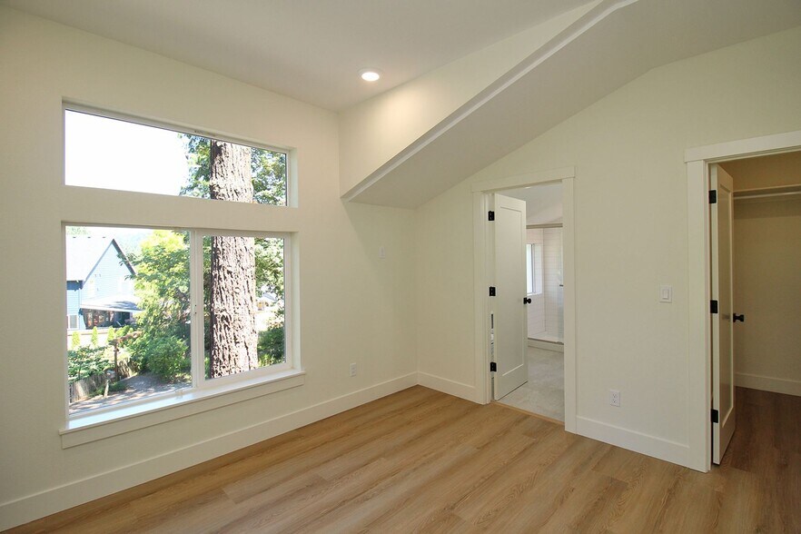 Building Photo - 4660-4660 SW Fairvale Ct