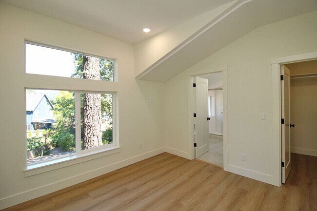 Building Photo - 4660-4660 SW Fairvale Ct
