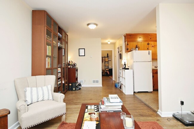 Building Photo - Walkable 1BR Off-Grounds UVA Apartment